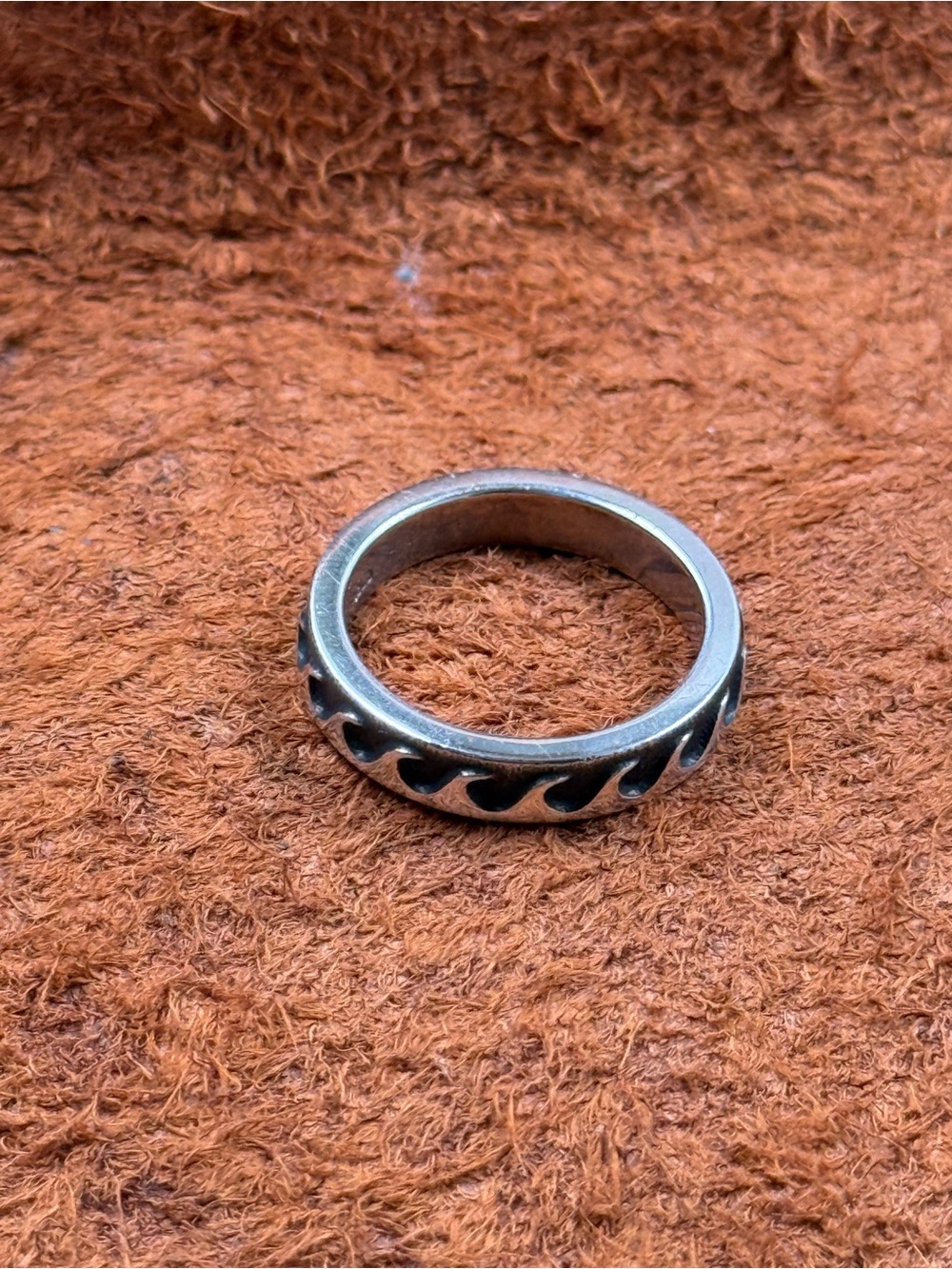 Wave Pattern Silver Band Ring - Picture 2 of 3